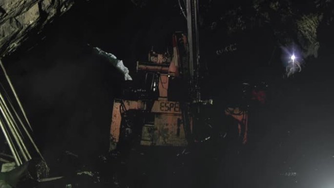 地下采矿，煤矿工人在阿根廷圣克鲁斯省里奥图尔比奥的煤矿里看着凿岩机。