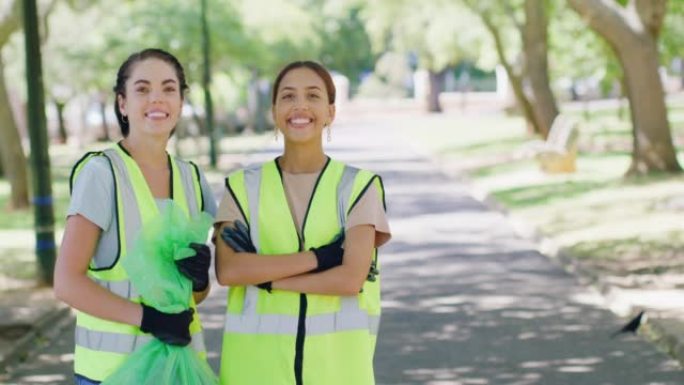两名年轻志愿者的肖像联合起来进行清理服务或户外项目。年轻快乐的社区工作人员在公园收集垃圾时微笑着，为