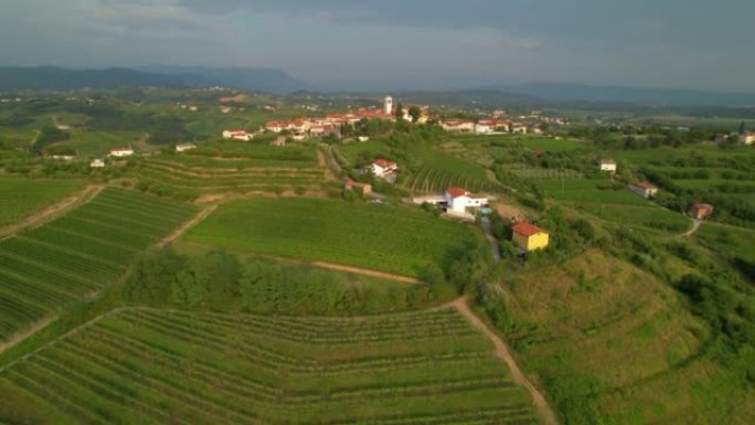 空中: 著名葡萄酒产区一个山顶村庄的电影鸟瞰图。