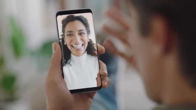 年轻人用智能手机视频聊天，在屏幕上与女朋友聊天，享受手机上的对话分享生活方式长途关系垂直方向4k