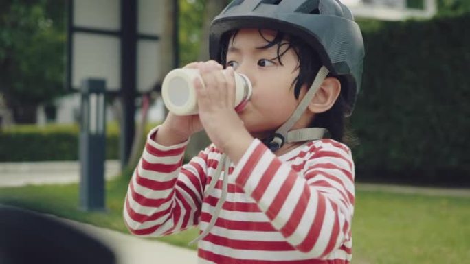 儿童饮用水。小男孩小孩子幼儿园