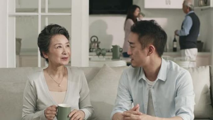 亚洲成年儿子和资深母亲在家聊天