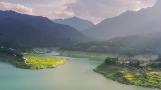 瓦屋山脚下的亚奴湖被绿色的世界花园包围