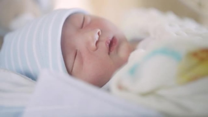 分娩后在医院康复室的新生婴儿