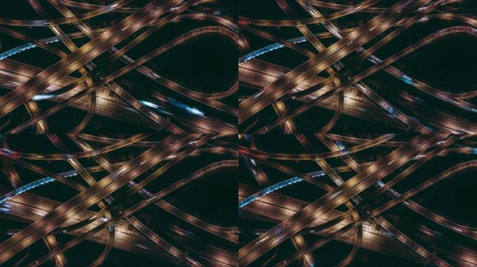 天桥的T/L鸟瞰图和夜间繁忙的交通