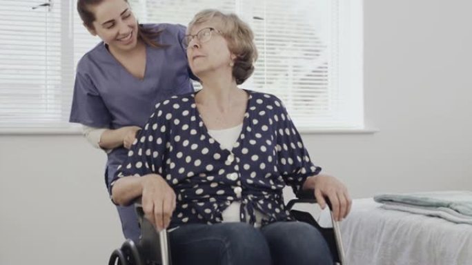 一名女护士在轮椅上推着一名老年患者的4k录像