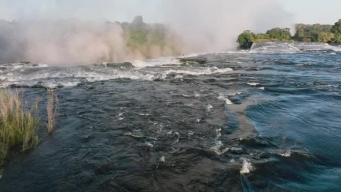 维多利亚瀑布一侧赞比西河上水流的壮观鸟瞰图。联合国教科文组织世界遗产
