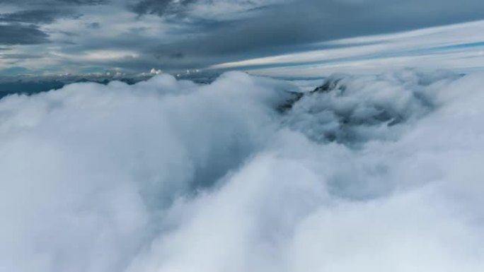 云朵在山上滚滚自然美景唯美大山生态环境