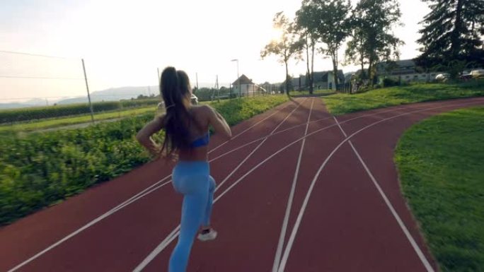 无人机SLO MO运动年轻女子在跑道上奔跑