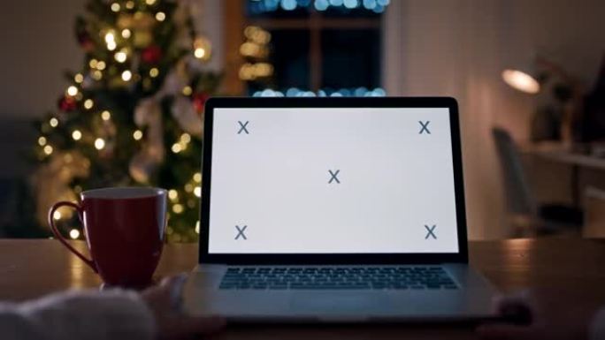 在圣诞节前夕，POV人在带有色度屏幕的笔记本电脑上进行视频通话