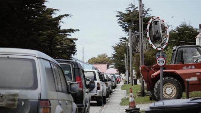 南大西洋福克兰群岛 (马尔维纳斯岛) 斯坦利港交通安全和停放汽车的反射凸面镜。