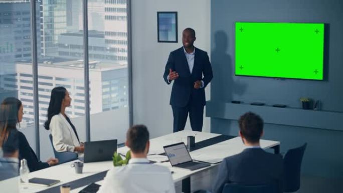 多元化办公室会议室会议: 成功的黑人男性项目经理使用绿屏色键墙电视向一群投资者展示产品。电子商务战略