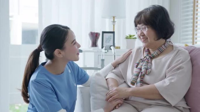 年轻的亚洲妇女或护士家庭护理手在高级祖母肩膀上给予支持同情老年妇女或老年人在辅助生活家庭护理精神卫生