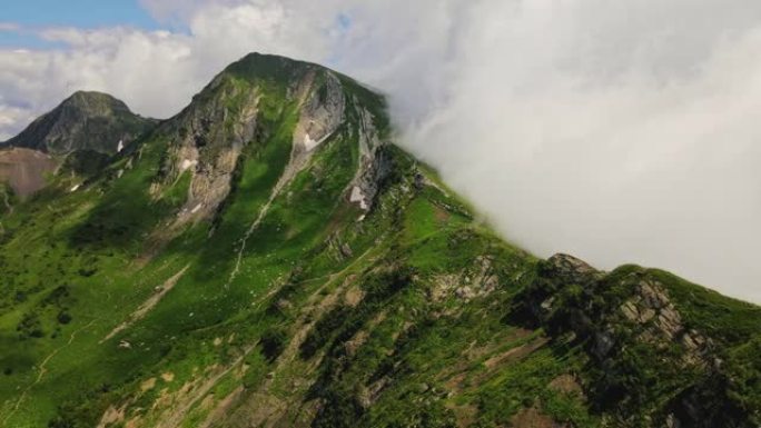 山峰和云的美丽景色。航拍视频