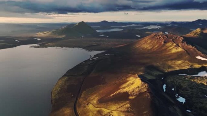 冰岛日落时令人惊叹的风景的鸟瞰图