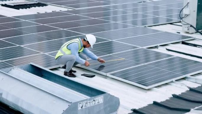 工程师正在安装太阳能电池板，可再生能源和光伏。工程技术人员或电工在建筑物屋顶上进行维护，并使用平板电