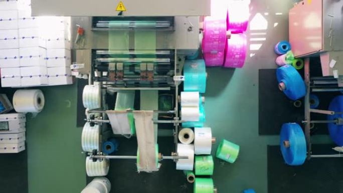 聚乙烯生产厂现代塑料袋制造机的俯视图