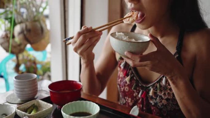 女人在餐馆吃饭夹起菜品视频素材吃饭米饭
