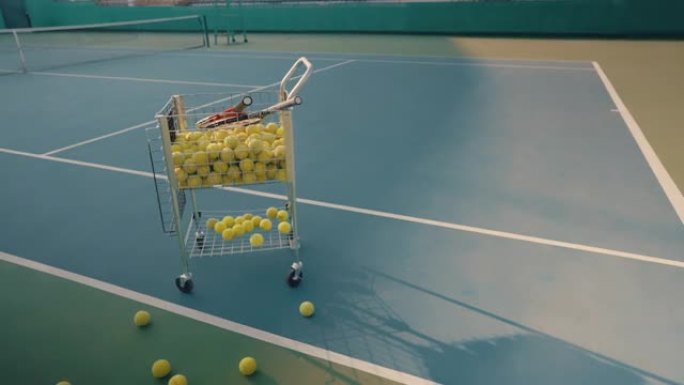 混凝土球场上的网球设备。