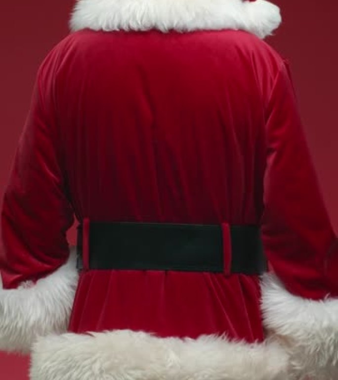 在红色背景上翻动圣诞老人的垂直视频，显示最后竖起大拇指