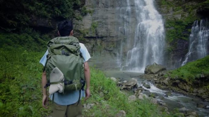 山间瀑布前的游客看瀑布特写视频素材