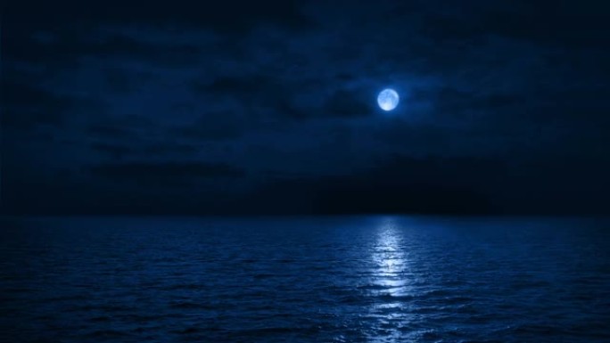 晚上在海上旅行，月亮反射