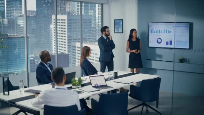 多元化的办公室会议室会议: 男性高管和亚洲女性高层经理向一群投资者介绍电子商务金融科技初创公司的增长
