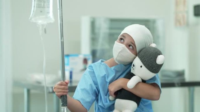 年轻女性癌症患者戴头巾和口罩