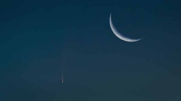 傍晚星空背景上的飞行彗星