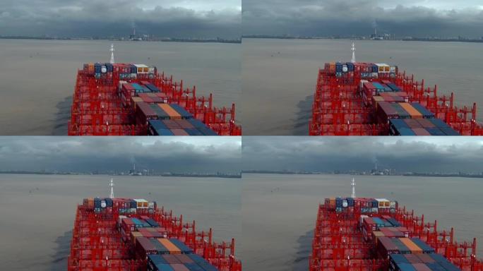 里约德拉普拉塔河上的集装箱船，到达阿根廷布宜诺斯艾利斯港，从船桥上看到。