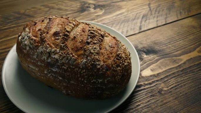 餐桌上新鲜出炉的面包