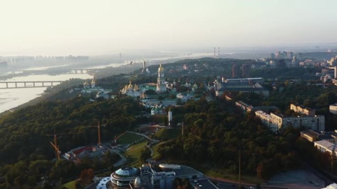 基辅美丽的空中全景，乌克兰地标，祖国雕像和第聂伯河上的基辅Pechersk Lavra。