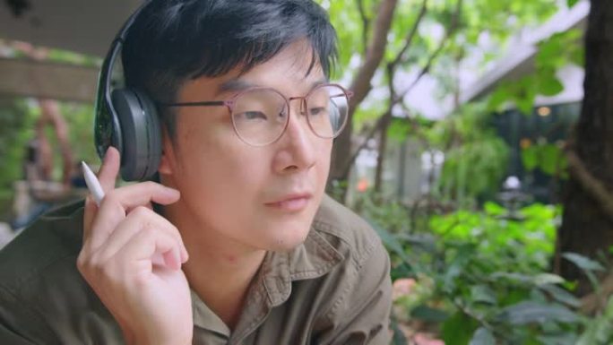特写镜头亚洲男子听力和学习英语语言