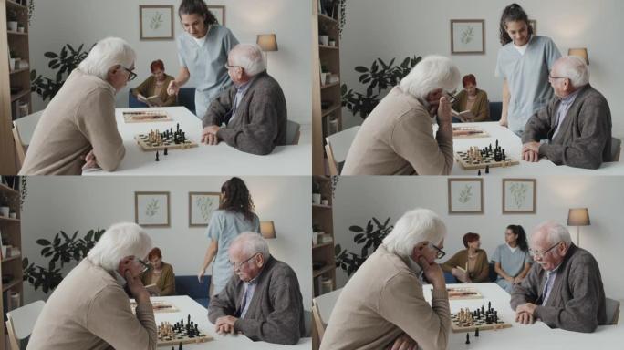 护士在疗养院与老年人交谈
