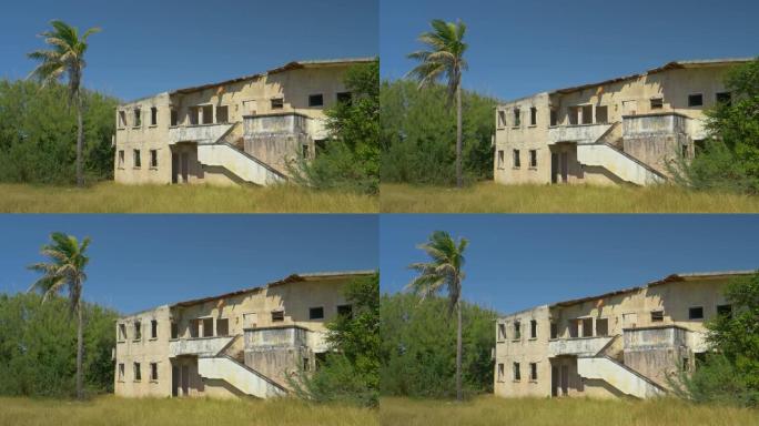 古老的废弃酒店在巴巴多斯崎tropical的热带元素中崩溃。