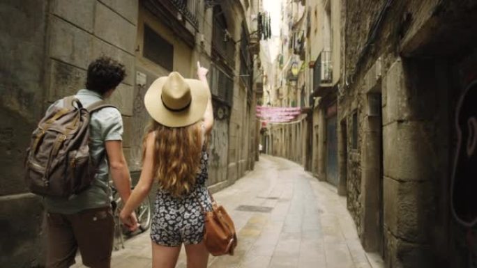 4k视频片段，一对无法识别的夫妇牵着手在巴塞罗那的街道上行走