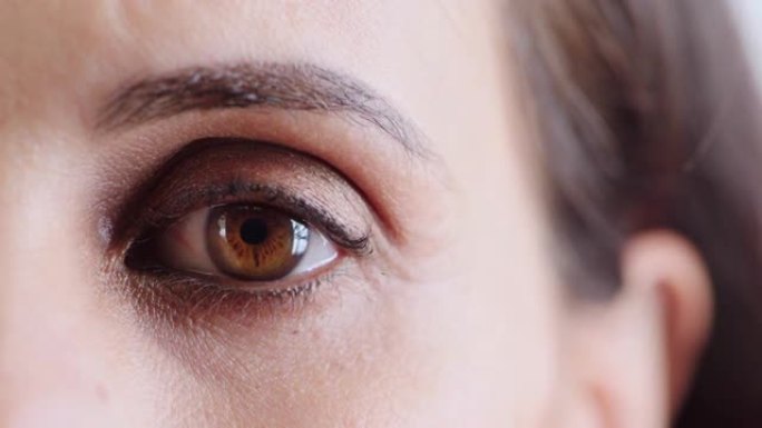 女性，面部和眼睛变焦肖像，用于光学治疗，视力健康和面部微刀片。清洁护肤，人的眼睛和隐形眼镜，化妆品眼