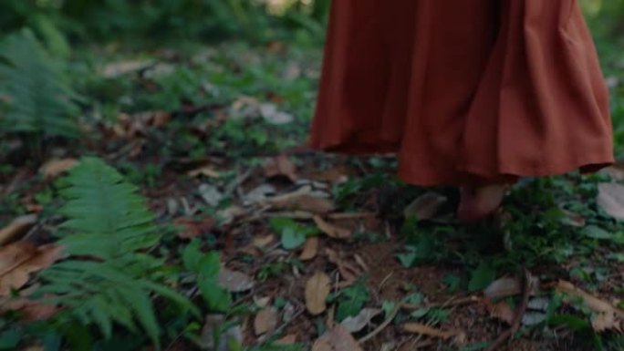 近距离赤脚女人独自在森林中探索郁郁葱葱的热带丛林4k