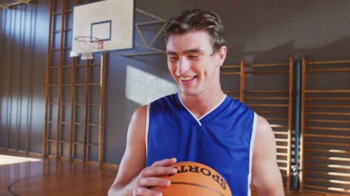 白人男子篮球运动员持球微笑的肖像