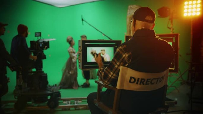 导演拍摄时期的电影绿屏CGI场景，演员穿着文艺复兴时期的服装。大电影制片厂专业剧组拍摄大预算电影。拍