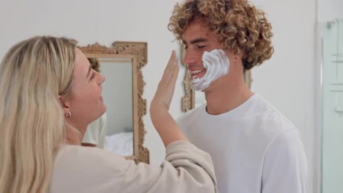 夫妇，剃须和浴室用泡沫去除面部毛发，同时说话，快乐和恋爱，在早上例行卫生。女人帮助男人脱毛或刮胡子，