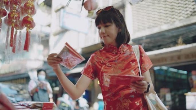 春节购物红色旗袍挑选商品新年装饰