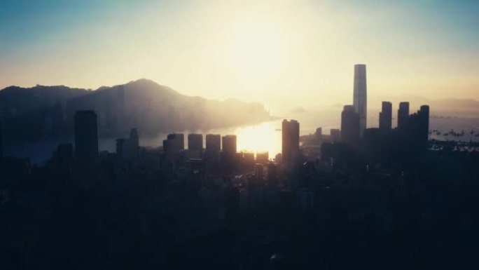 日落时香港城市的无人机景观