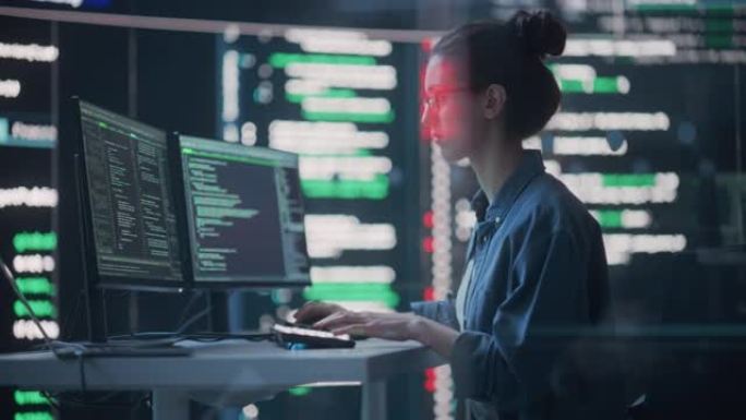 女性开发人员在计算机上思考和打字，周围是显示编码语言的大屏幕。专业程序员创建软件，运行编码测试。未来