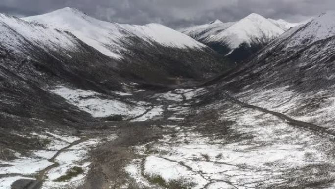 阴天的雪山峡谷有神奇的气氛