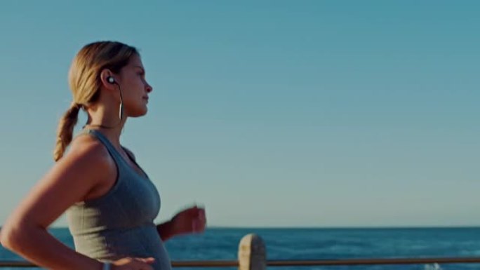 健身，孕妇或与音乐，播客或广播一起跑步的妇女，以在海滩上进行健康，训练或锻炼。加拿大怀孕健康或有氧运