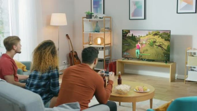 在客厅里，三个朋友使用控制器玩视频游戏。电视屏幕显示真正的3D射击游戏，游戏显示街机在线多人战斗皇家