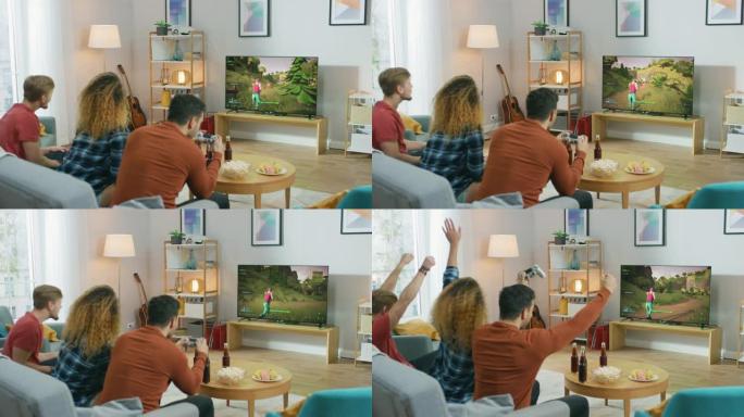 在客厅里，三个朋友使用控制器玩视频游戏。电视屏幕显示真正的3D射击游戏，游戏显示街机在线多人战斗皇家