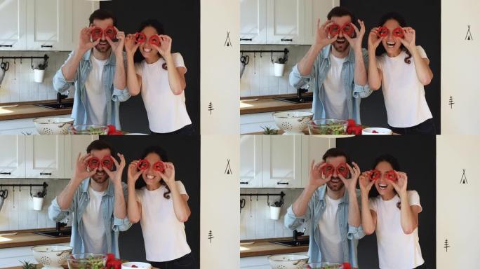夫妇用红色辣椒粉圈遮住眼睛，在室内玩得开心