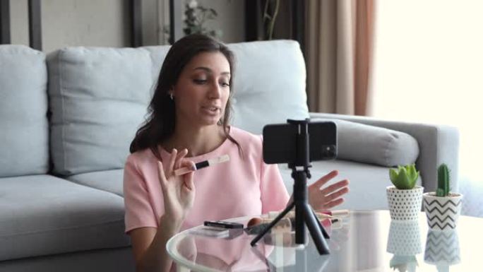 化妆师女孩在智能手机vlog上录制谈论遮瑕膏